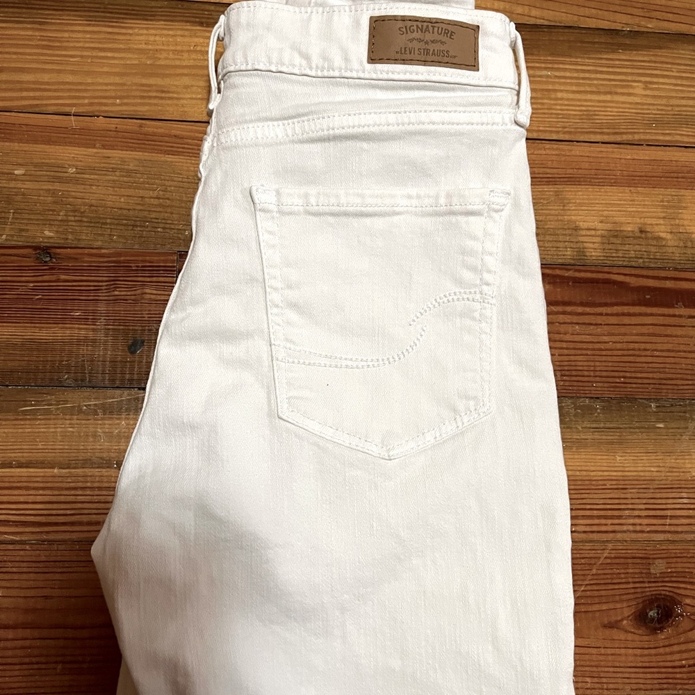 White skinny crop Levi jeans